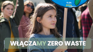 Plakat. Dziewczynka niosąca papierową kulę ziemską podczas protestu dotyczącego klimatu. Na dole tytuł konferencji: "Włączamy Zero Waste".