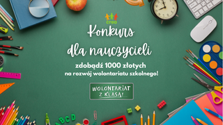 Plakat Wolontariat z Klasą! Konkurs dla nauczycieli zdobądź 1000 złotych na rozwój wolontariatu szkolnego! W tle tablica szkolna, na której są przybory szkolne, budzik i jabłko.