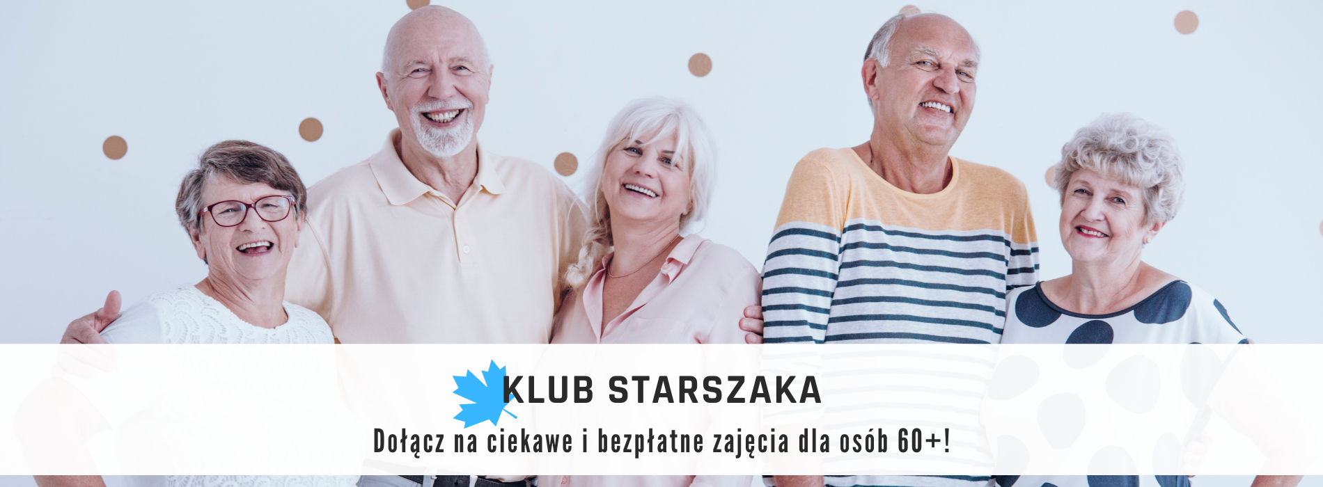 Uśmiechnięta grupa seniorek i seniorów. Klub Starszaka zaprasza osoby 60+ na bezpłatne i ciekawe zajęcia